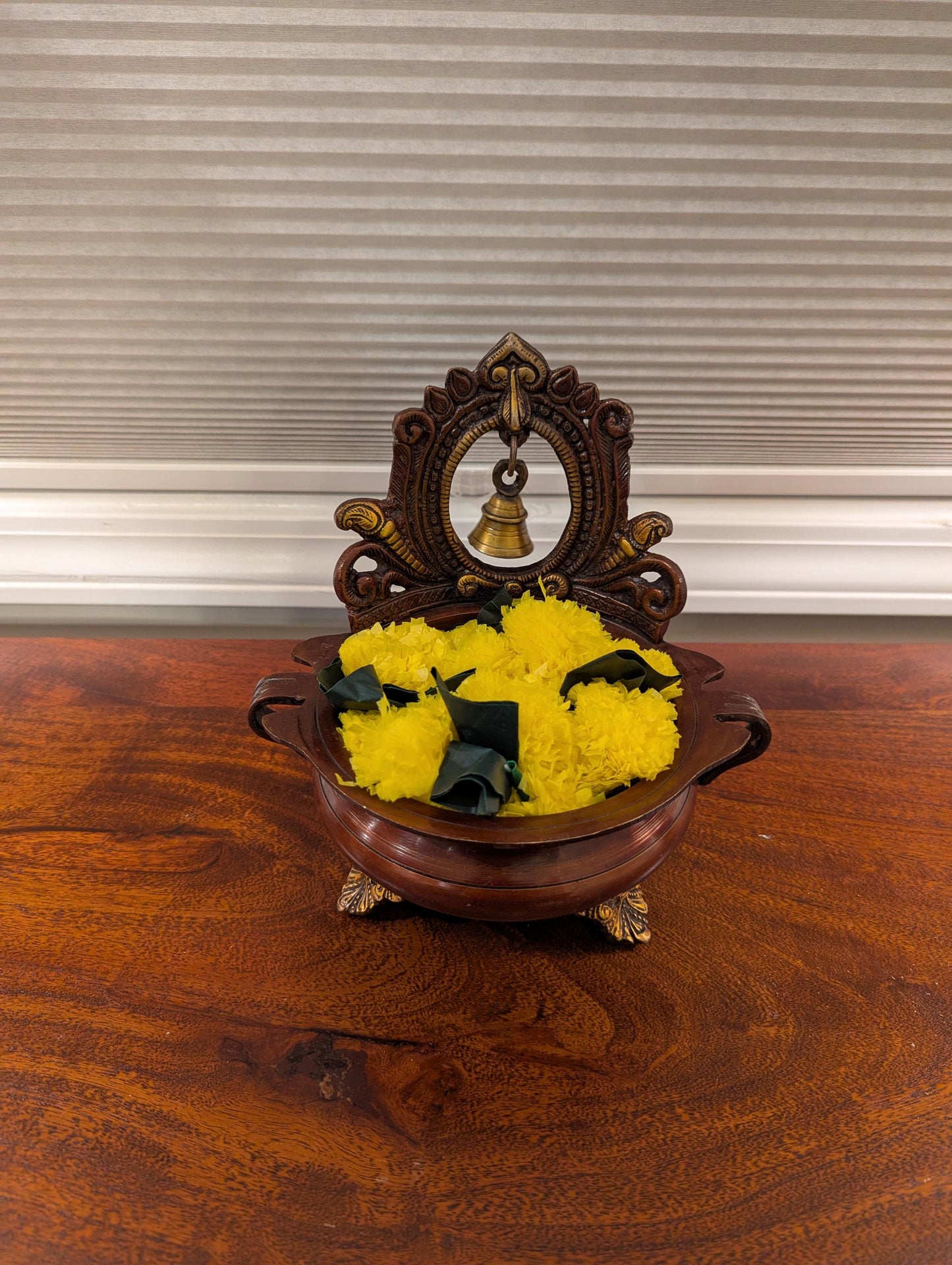 Handcrafted Brass & Wood Urli Bowl ā Traditional Indian Pooja Decor | Auspicious Floating Diya Bowl