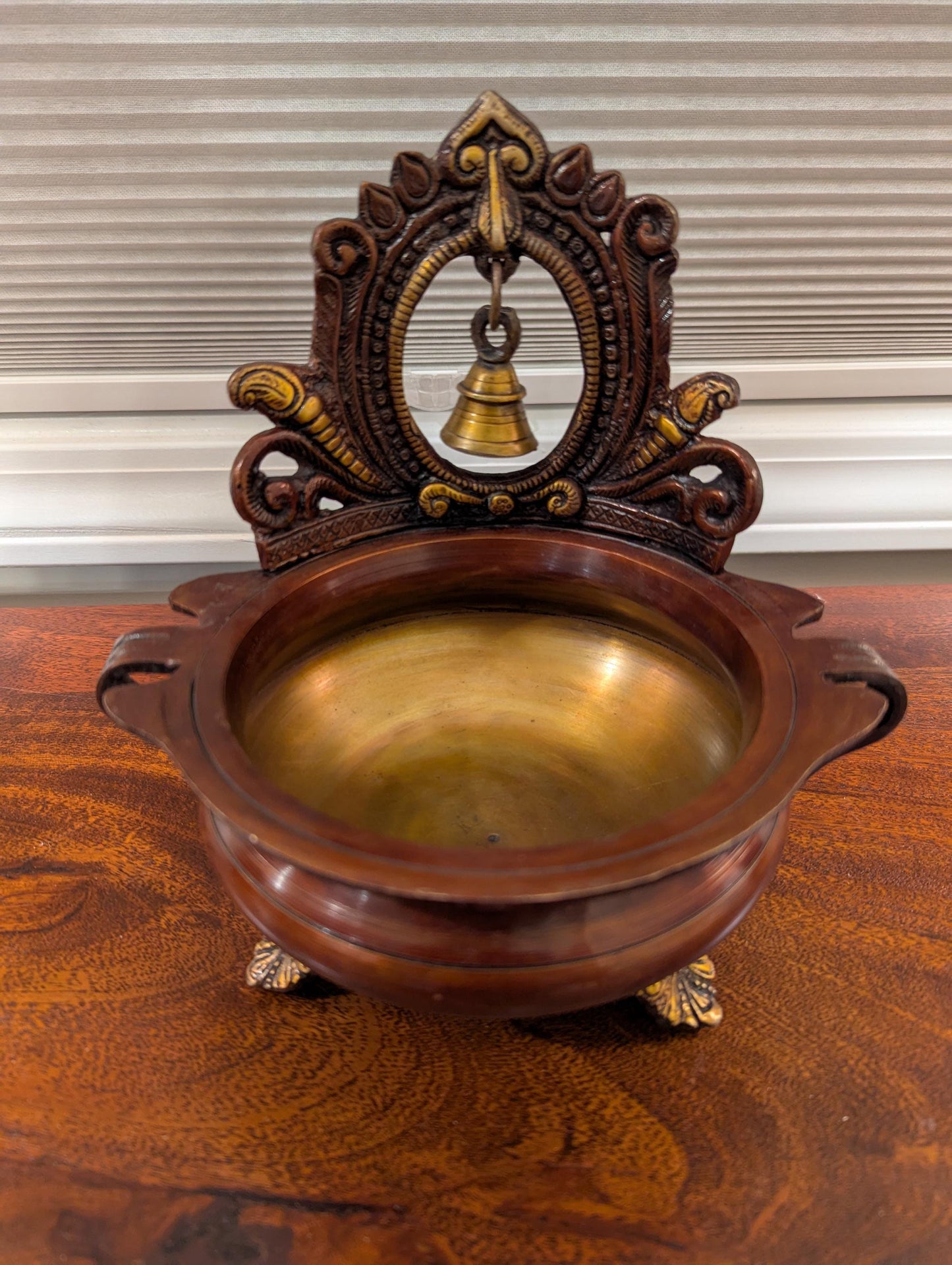 Handcrafted Brass & Wood Urli Bowl ā Traditional Indian Pooja Decor | Auspicious Floating Diya Bowl